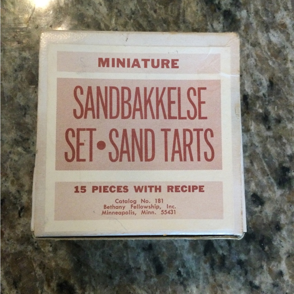 Sandbakkelse miniature sand tarts.